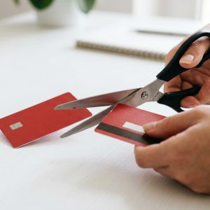 Luottokorttivelkojen kilpailutus - Miten kallis luottokortti vaihdetaan edullisempaan lainaan